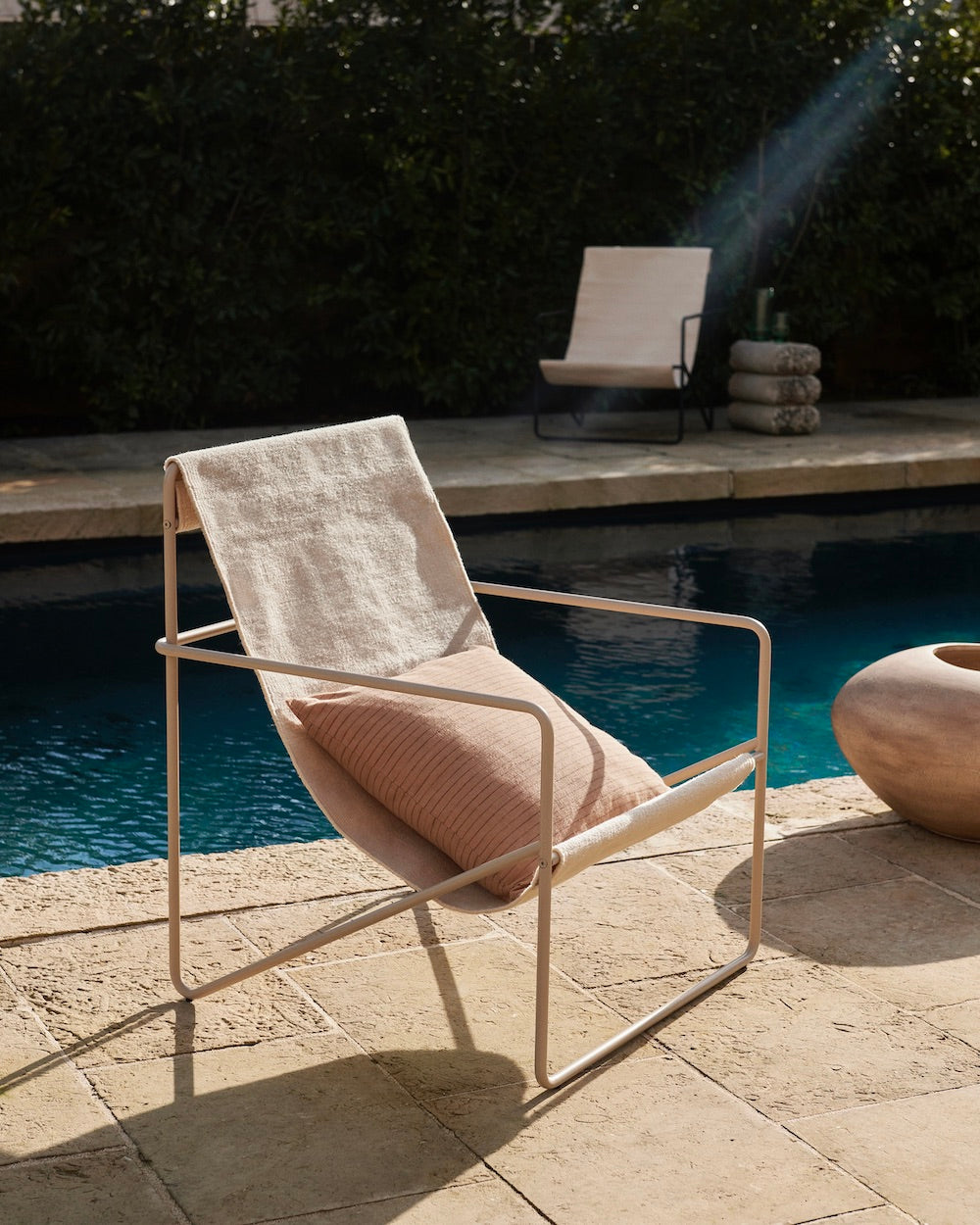 ferm LIVING - DESERT Lounge Chair - cashmere/cloud