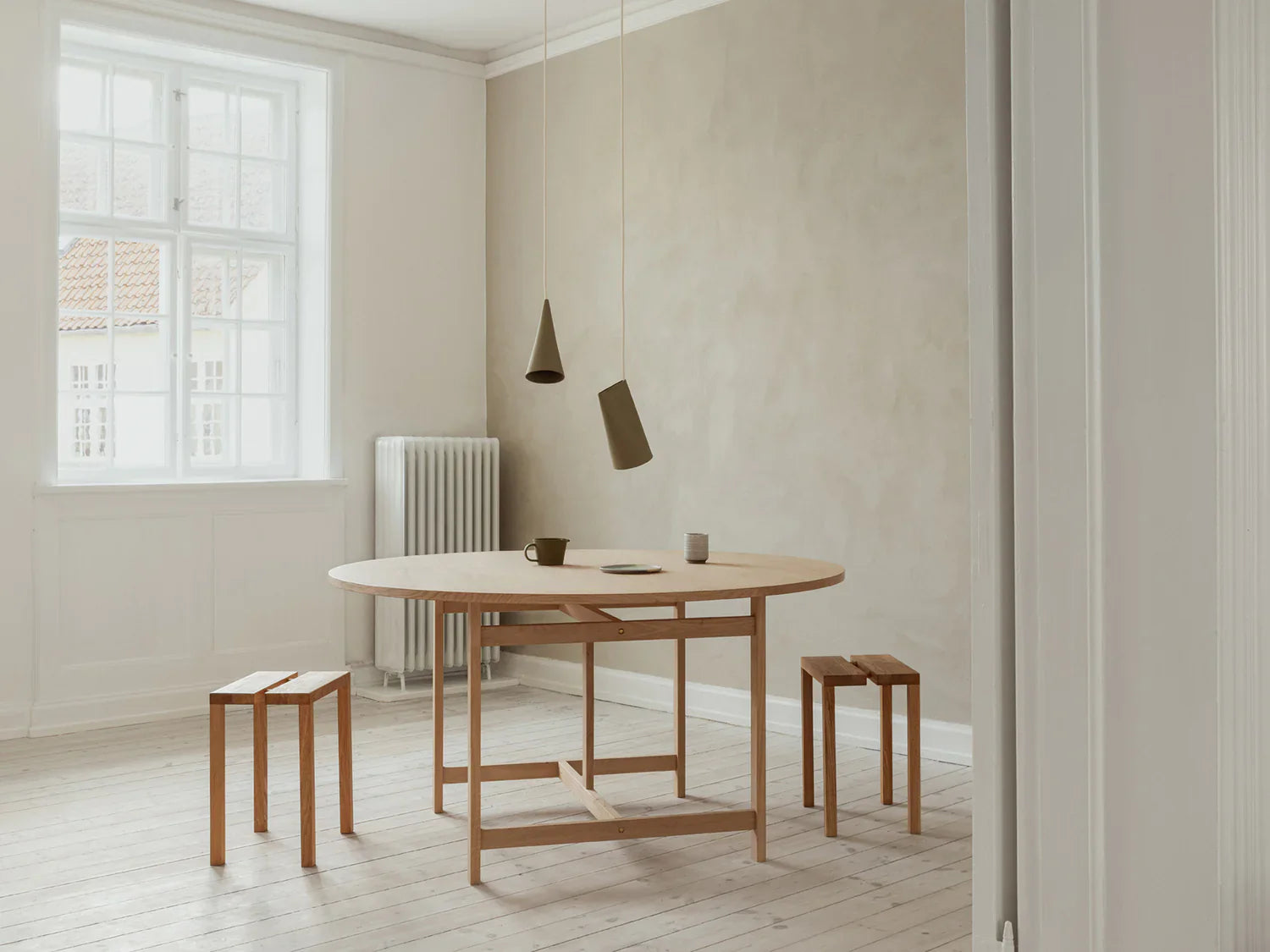 MOEBE - ROUND DINING TABLE - ø 140cm