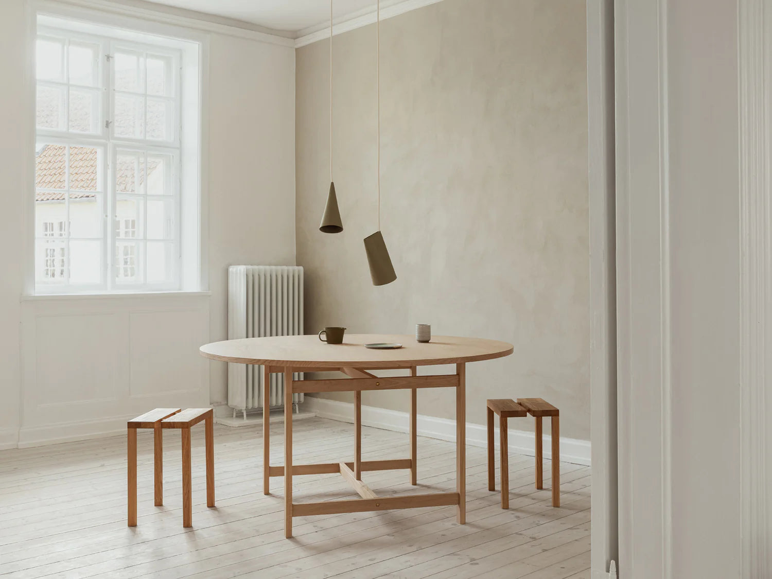 MOEBE - ROUND DINING TABLE - ø 140cm